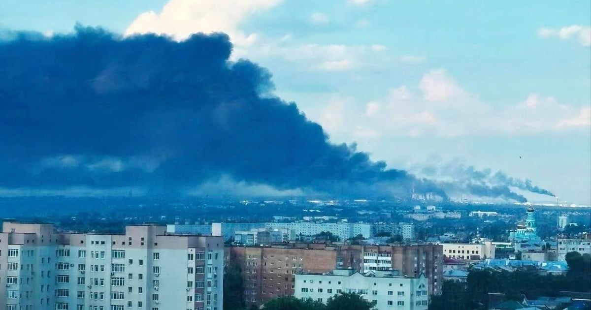 Fotografija uz vijest: Velika rafinerija u Sizranju pogođena ukrajinskim dronovima, gust crni dim vidi se kilometrima
