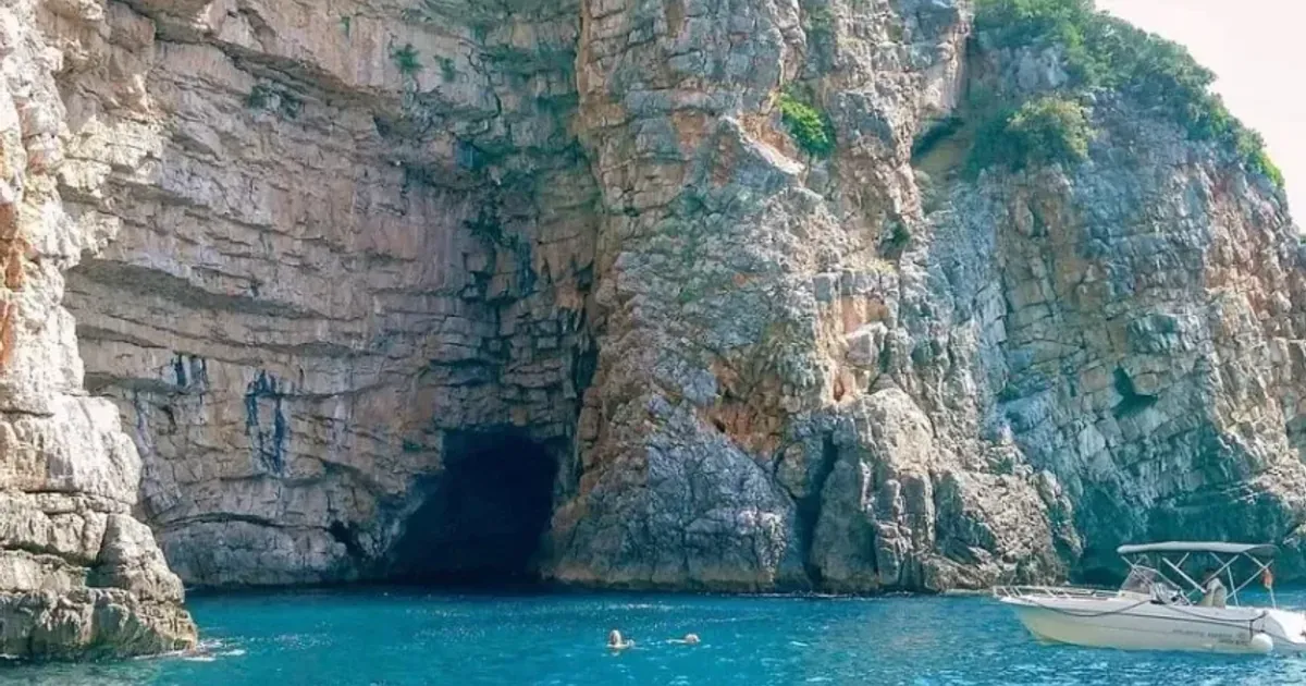 Fotografija uz vijest: Turistkinja teže povrijeđena propelerom glisera kod Plave špilje