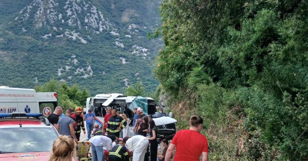 Fotografija uz vijest: Lipci: Vozač kombija izgubio kontrolu, ima povrijeđenih